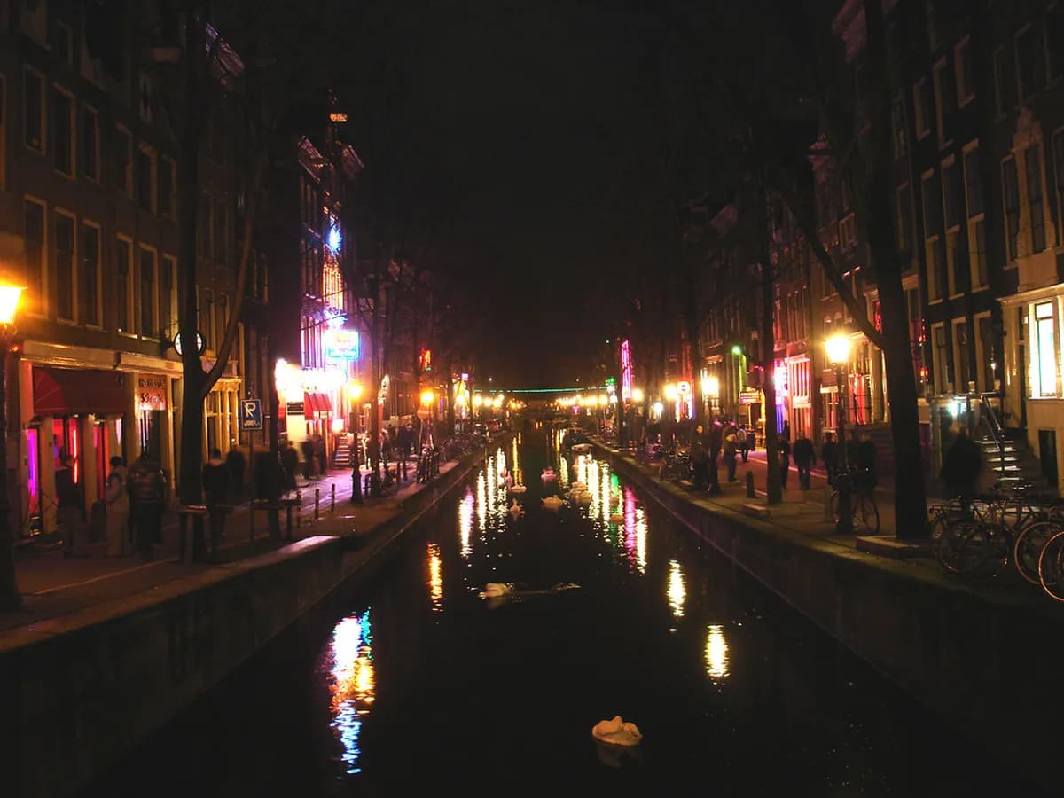 Amsterdam Red Light District: Complete Guide to De Wallen