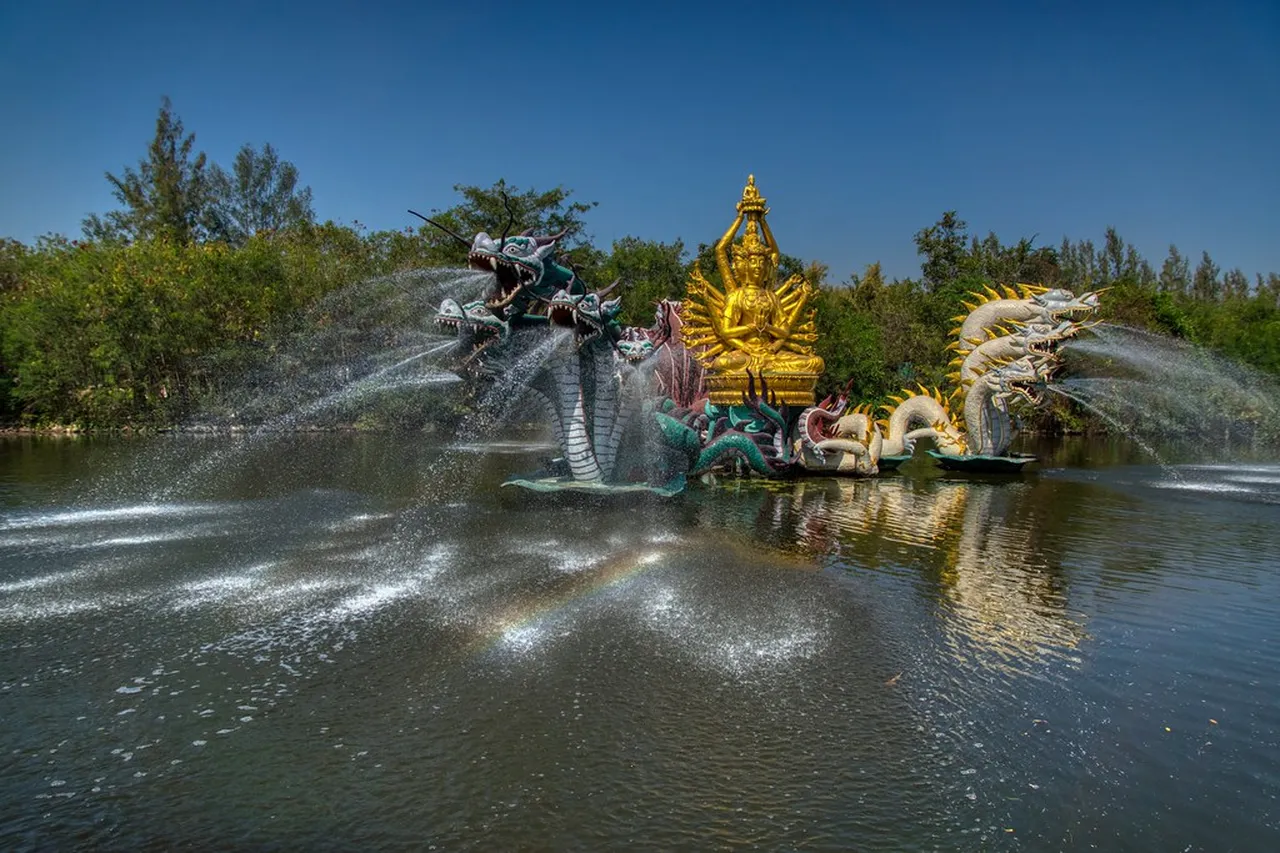 4. Navigating the Floating Markets: Shopping Thai Style
