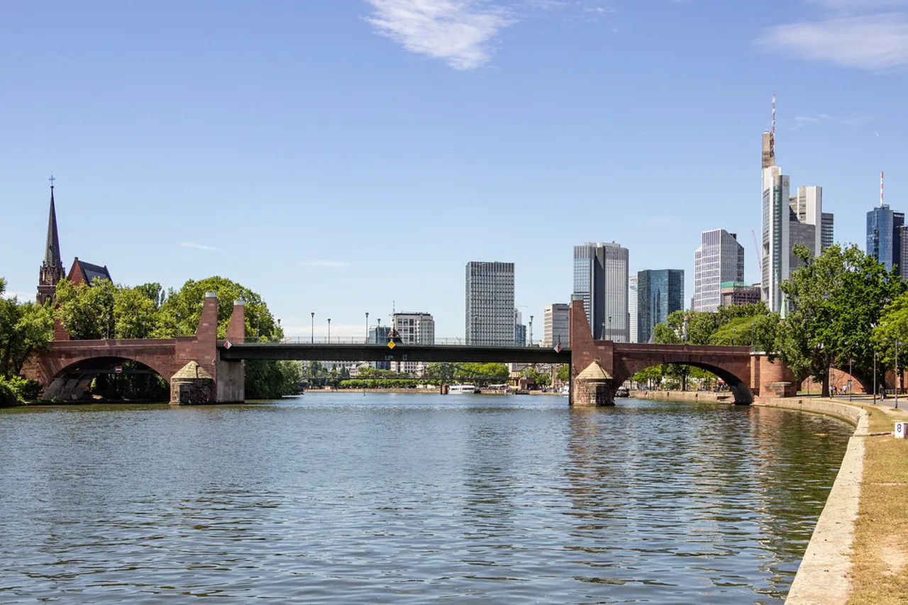 3. The Main Tower: Panoramic Views of Frankfurt