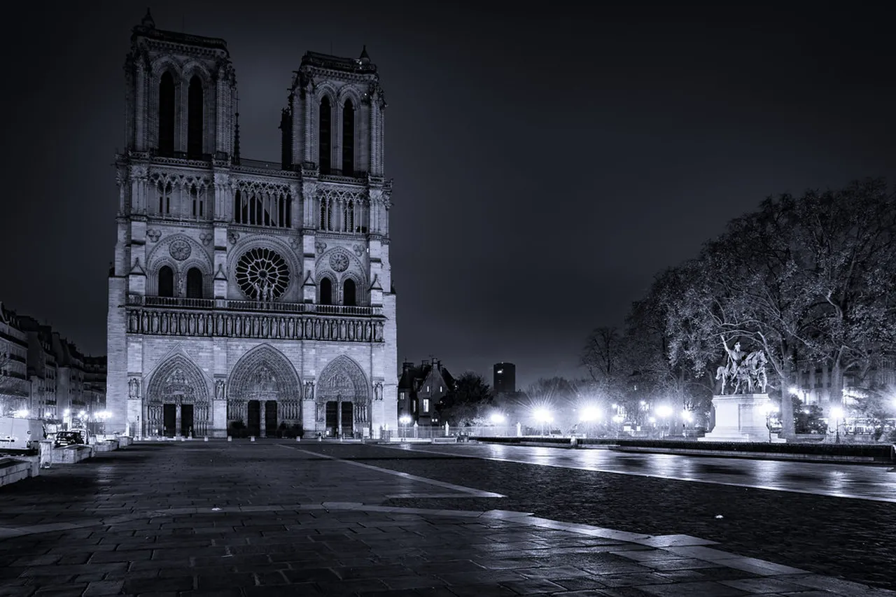 1. Visit the Louvre: Exploring Masterpieces of Paris Culture
