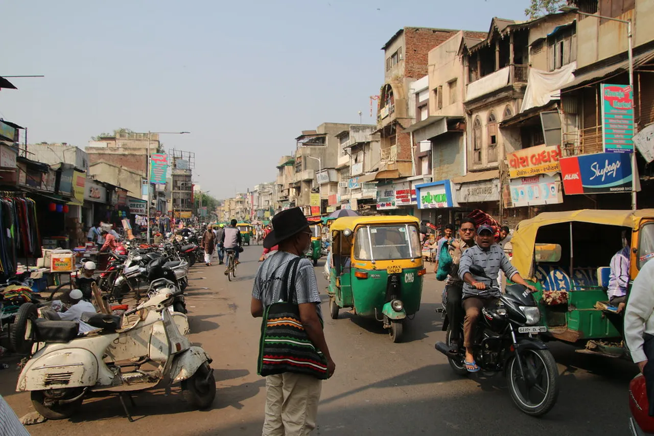 5. Vibrant Street Markets: Shopping for Amdavadi Essentials
