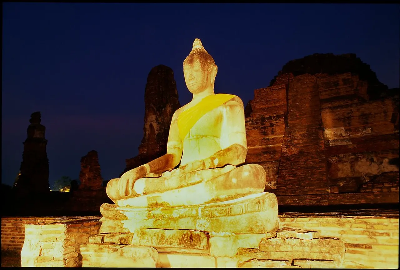 2. Explore the Unique Architecture of Wat Chaiwatthanaram