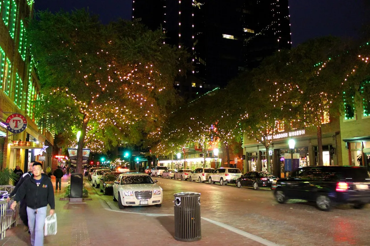 1. Experience the Thrilling Bar Scene in Fort Worth