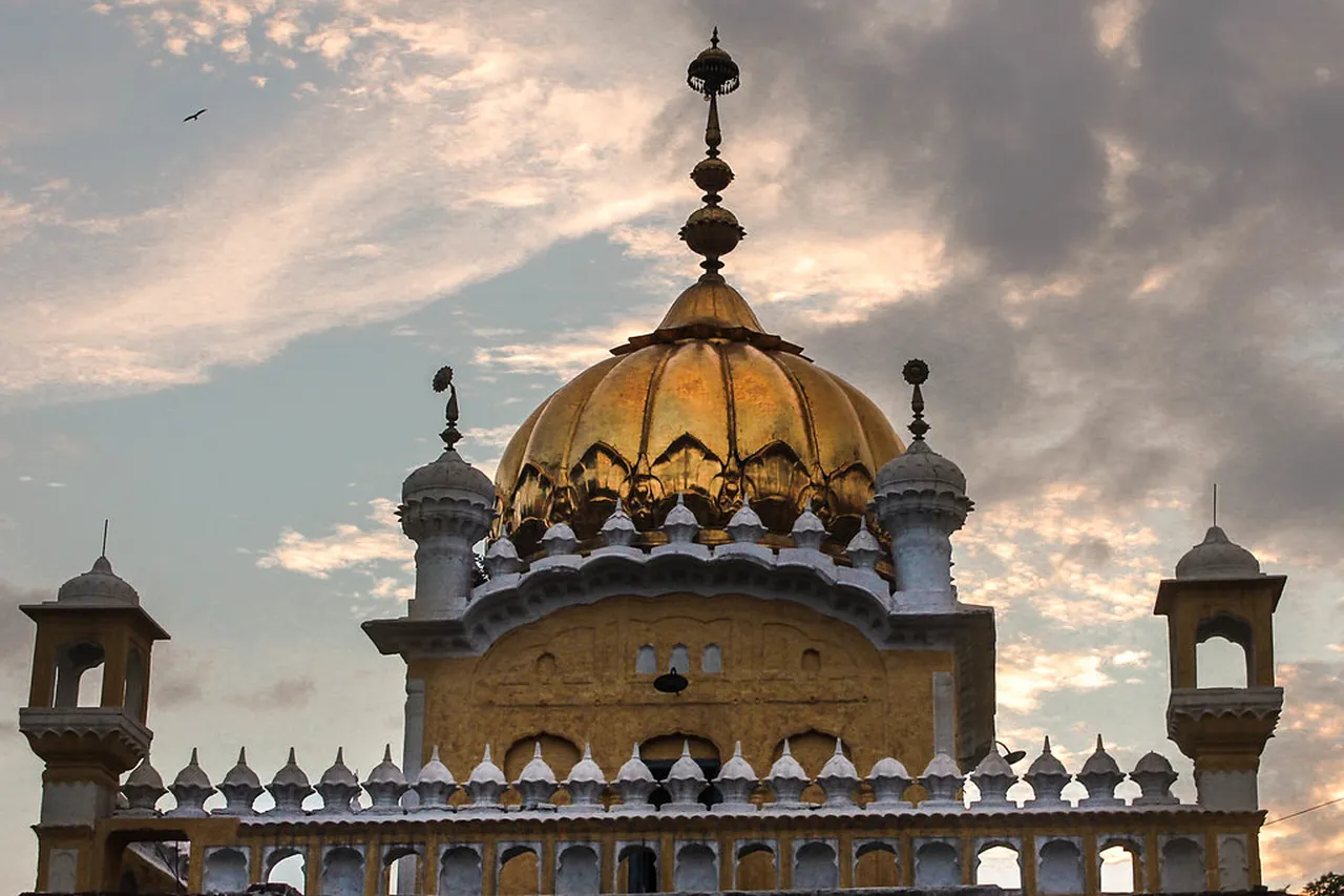 5. Anarkali Bazaar: A Blend of History and Modern Commerce