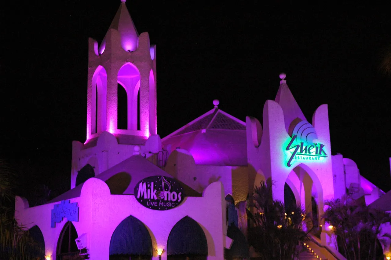 2. Exploring the Lively Malecon: A Night Walk by the Ocean