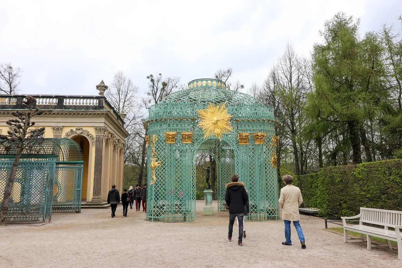 4. Enjoying a Boat Tour on the Havel River: Scenic Views of Potsdam