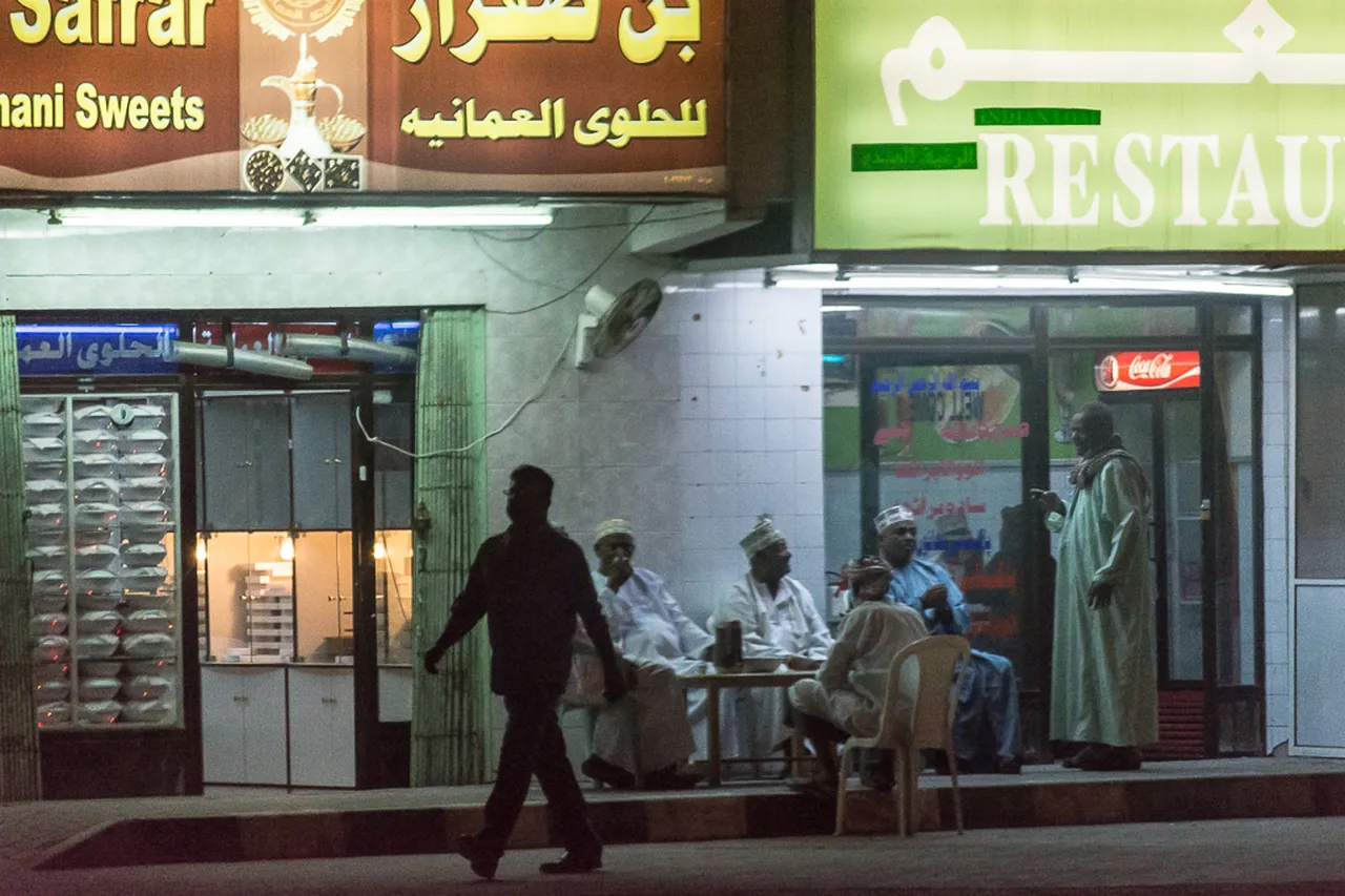 1. Unwind at Al Mughsail Beach: Relaxing Under the Stars