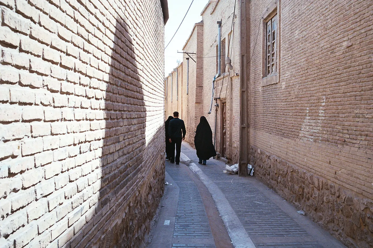 4. Explore the Tomb of Hafez: A Tribute to Persian Poetry