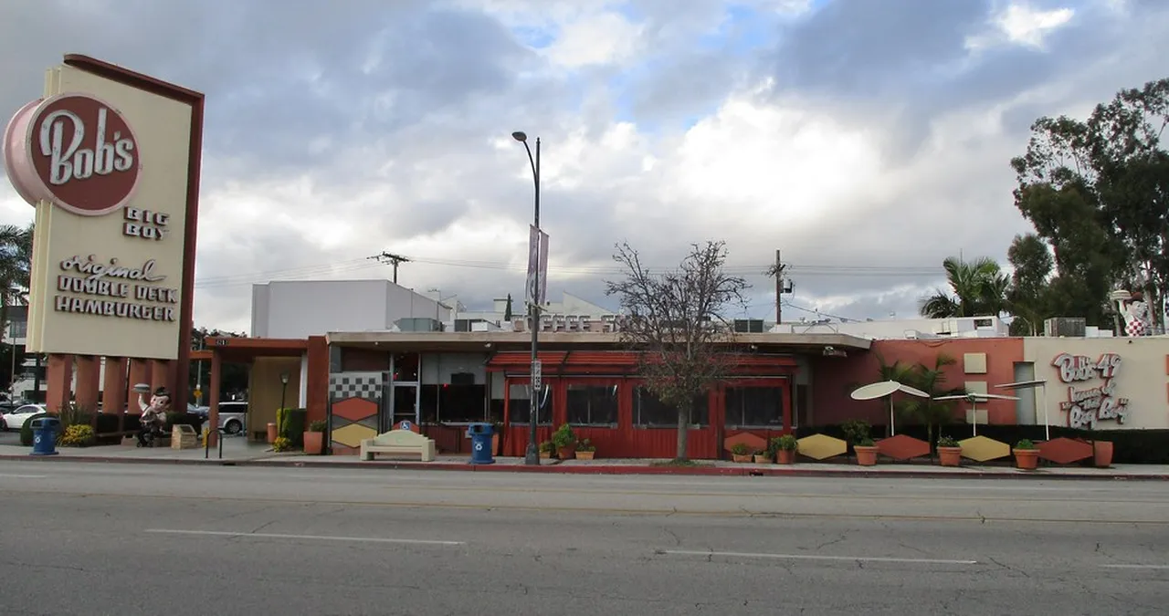 3. The Plaza de los Mártires: A Historic and Cultural Hub