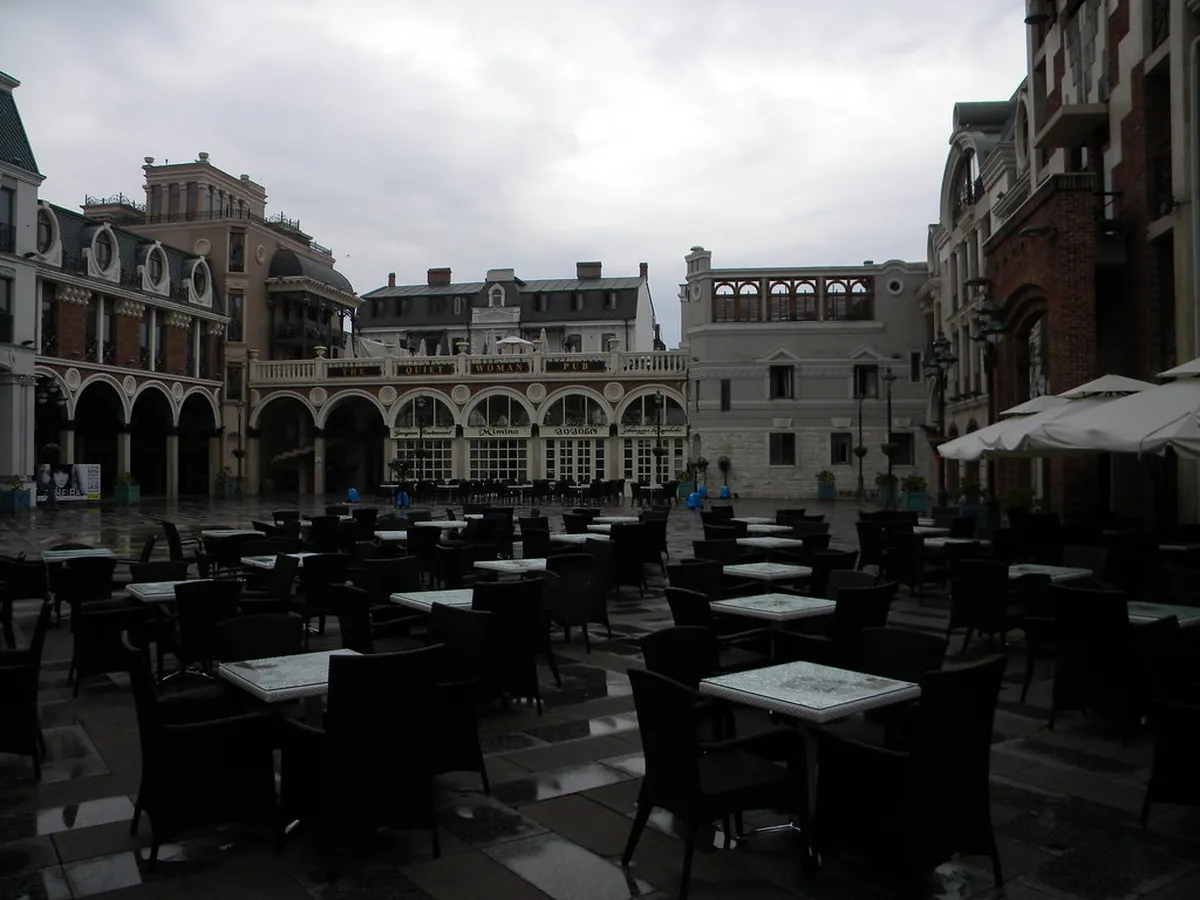 1 PM: Piazza Square